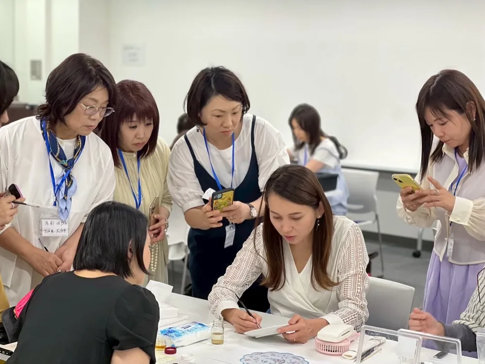 手元を見ながら学ぶ様子