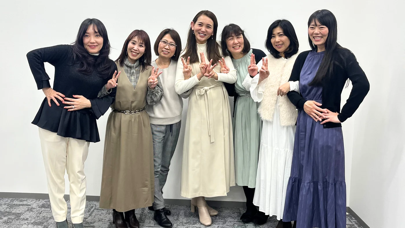 笑顔の受講生の皆さまと尾野さおり