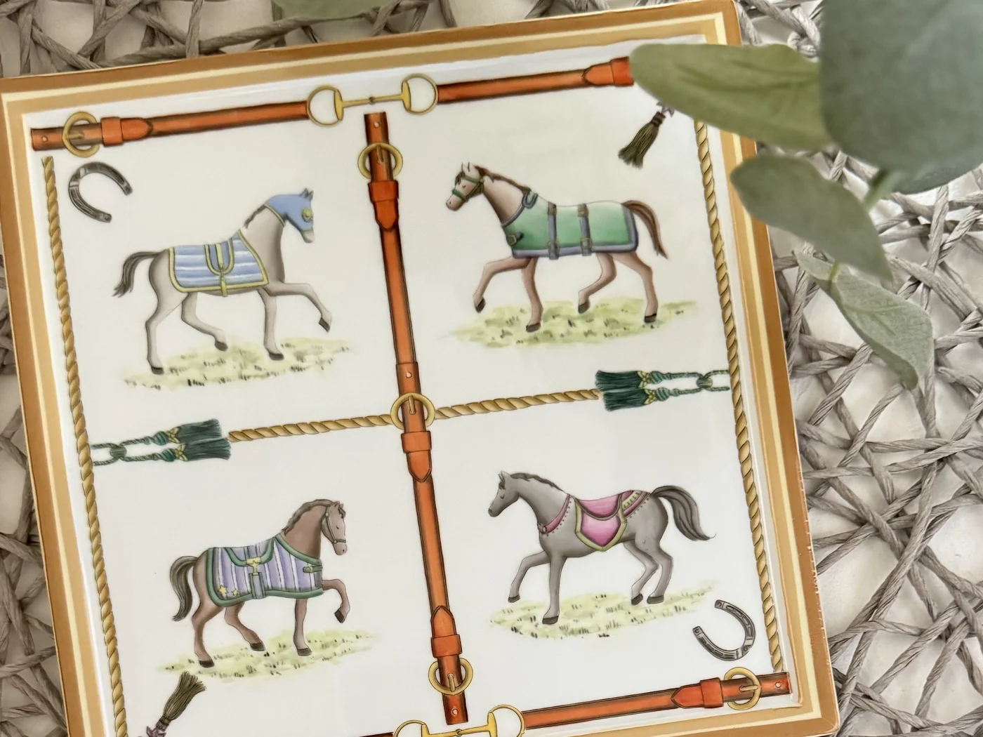 ユーカリの枝と、絵の具で描いた馬のデザインタイルの作品