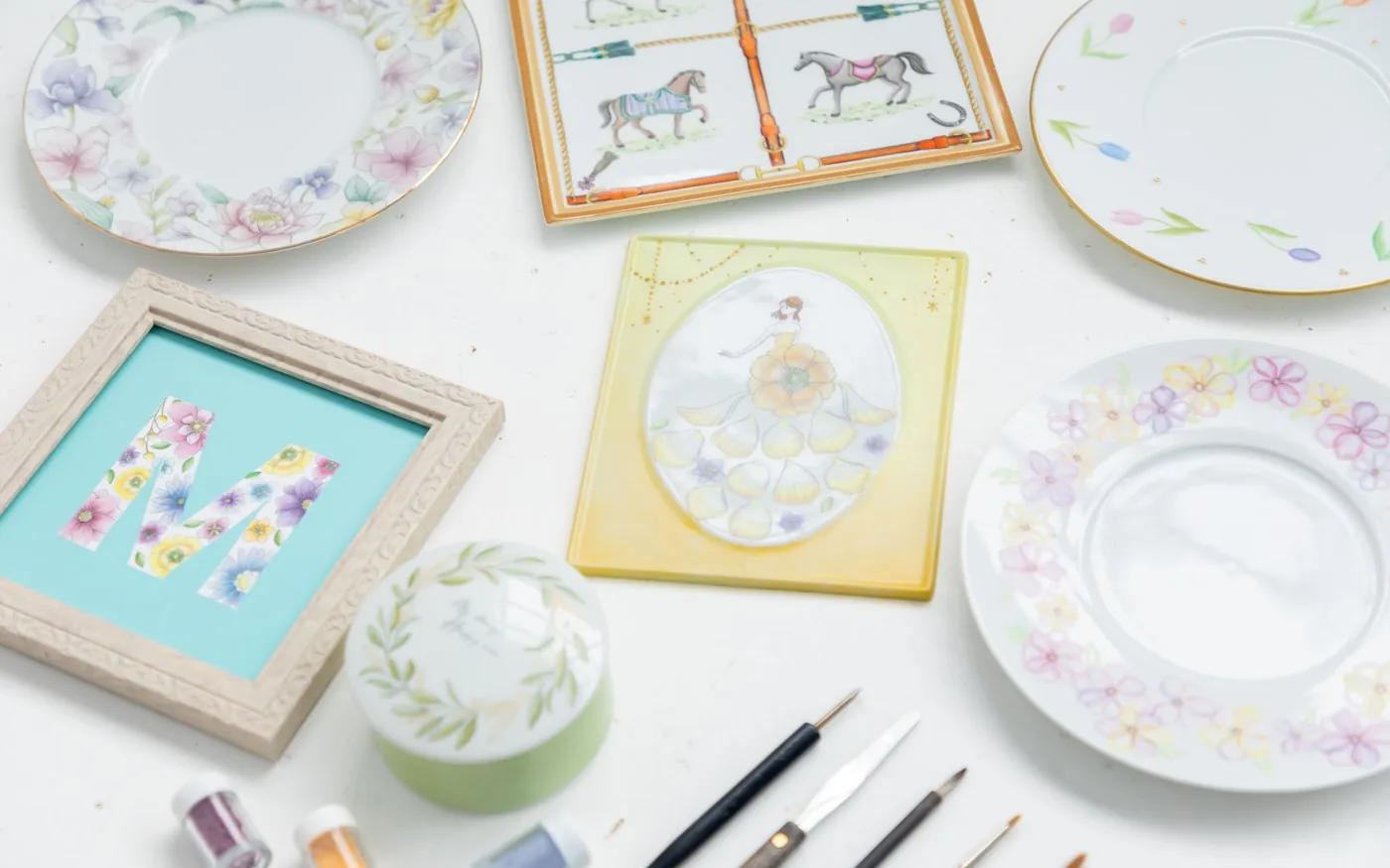 絵の具コースで作れる多彩な作品の数々（お皿・タイル・額装作品）